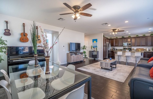 Vista House | Spacious Home 7mi to Beach, King Bed, Spa, Firepit, Games, Perfect for Groups