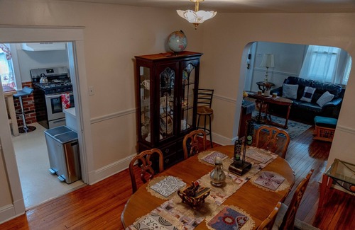 York House | Spacious Home a mile away of York expo center with free parking lot.
