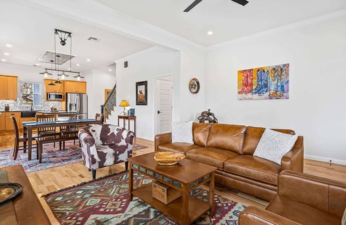 Austin House | Spacious Home Close to Downtown & UT! - Luxe Manor