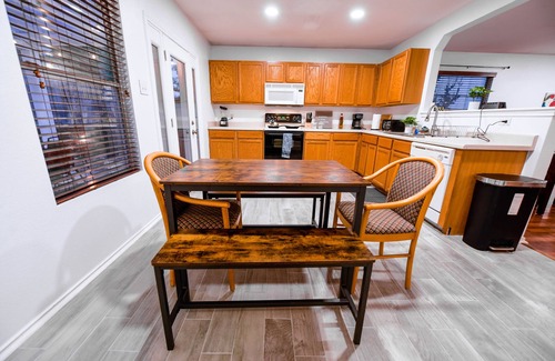 Parkwood House | Spacious Home in a Quiet Neighborhood - with HOT TUB! - Central SA