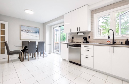 Thornhill House | Spacious Home In Heart Of Thornhill