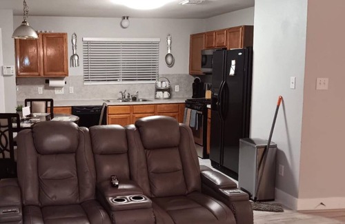 Kingwood House | Spacious home in Houston near the airport, shopping mall, restaurants, and more.