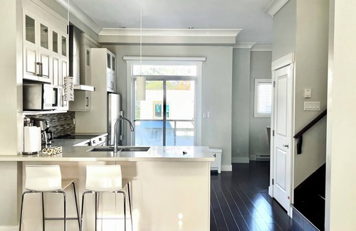 Richmond City Centre House | Spacious Home in Richmond with Parking - near Richmond center