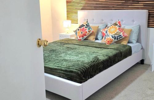 Kenwick House | Spacious Home Located Near Airport & City