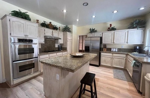 Paradise House | Spacious Home, minutes to the strip!
