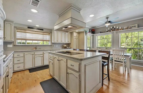 Southwood Valley House | Spacious Home near Texas A&MnCheck out our discounted M-Th rate!
