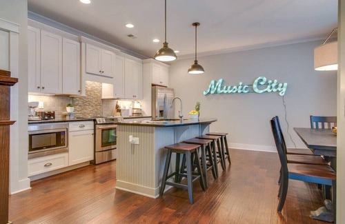 Edgehill House | Spacious Home Near Belmont with King Beds