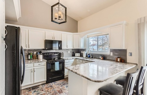 Berkley House | Spacious Home Near Tennyson & Olde Towne - Sauna + Massage Chair + WiFi
