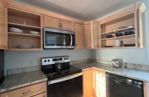 Spring Hill House | Spacious home near grocery store, interstate, etc, but also away from the crowd.