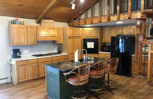 Finlayson Cabin | Spacious home on the lake!
