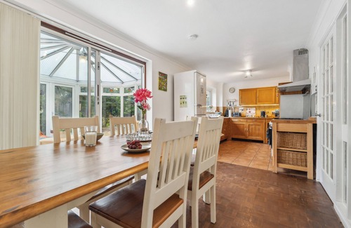Waltham Cross House | Spacious Home - Sleeps 10 - Free Parking - Pets