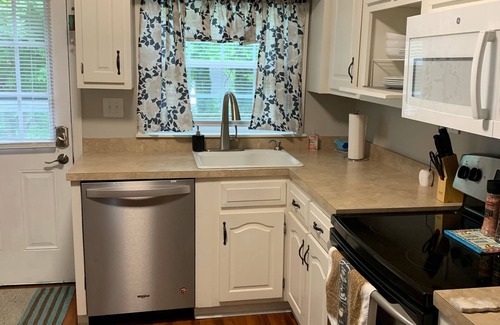 Richmond House | Spacious Home - Sleeps 8 Fire-pit 1 Block to EKU & Downtown, 2 Miles to I-75