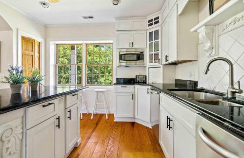 Hood House | Spacious Home with Foosball PingPong and Gym