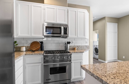 Oxnard House | Spacious home with private yard & BBQ - 2 mi. from downtown