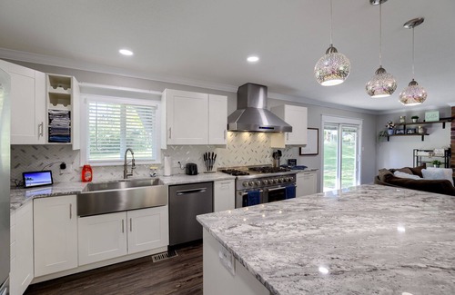 Independence House | Spacious home with King bed - mins to Stadiums
