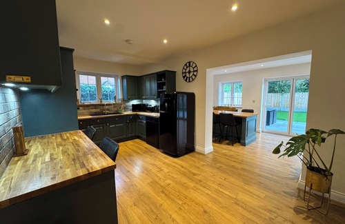 Brentwood House | Spacious House Brentwood, 4 Bedroom, 4 en-suites, Garden/BBQ/Free parking