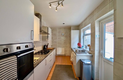 Heston House | Spacious House With Amazing Backyard and Parking
