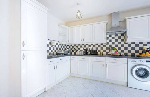 Milton Keynes House | Spacious House in Prime Location Driveway Parking Smart TVs Fast WiFi