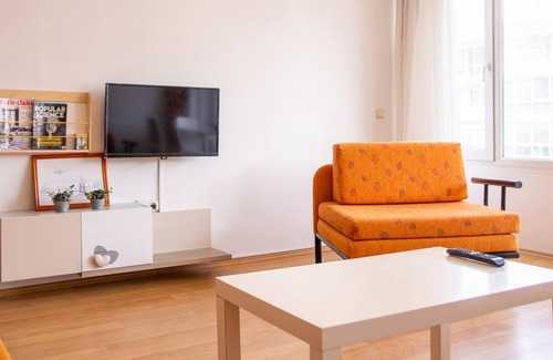 Konak Apartment | Spacious House in Konak with Balcony