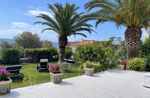 Brancaleone Marina House | Spacious house with jacuzzi in Brancaleone Marina