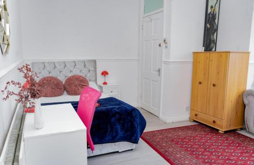 Leigh House | Spacious house near Westleigh Township, 4 Bed Room, Wifi, Private Parking