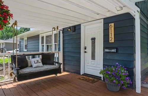 Des Moines House | Spacious house sleeps 12 in Des Moines, pet & family friendly