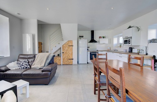 Monnaie House | Spacious house - sleeps 6 - ideal location - close to freeway