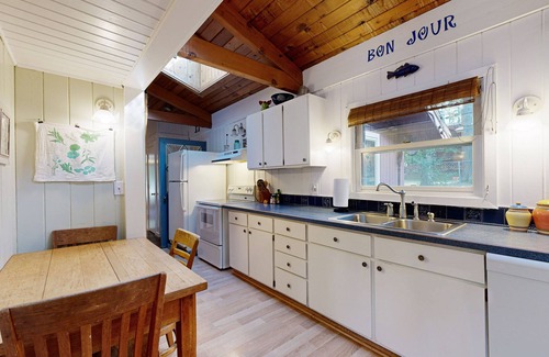 Iron Mountain House | Spacious house with free wifi, private W/D + near downtown