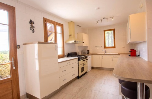 Lanouaille Cottage | Spacious house with private pool, wifi and parking in Lanouaille