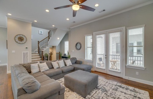 Shady Acres House | Spacious Houston Townhome about 5 Mi to Downtown!