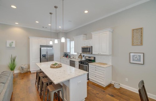 Shady Acres House | Spacious Houston Townhome about 5 Mi to Downtown!
