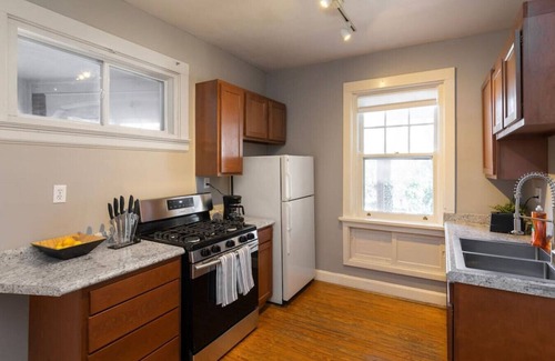 Hyde Park Apartment | Spacious in Hyde Park with Patio