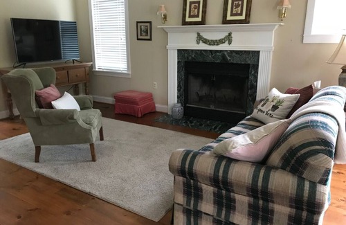 Malvern Apartment | Spacious in-law suite with kitchen and private entrance