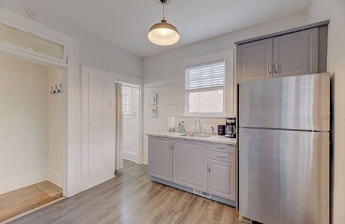 Earlewood Apartment | Spacious Industrial Modern Apt 2BR 1BA Downstairs