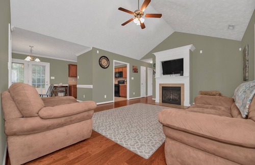 Pine Forest House | Spacious 🏠 Just Minutes From Fort Liberty and Methodist University!
