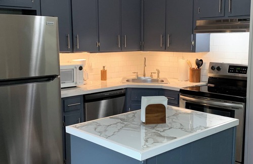 Sherwood House | Spacious, King bed, dog friendly, easy access to I 67.