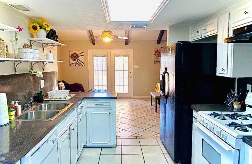 Southbelt/Ellington House | Spacious, King Beds, 30 mins from Beach, Sparkling Pool