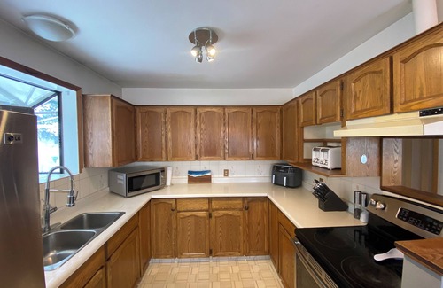 Deka Lake House | Spacious lake-house with 2 king beds and sleeps 12 easy, 2 minute walk to Lake.