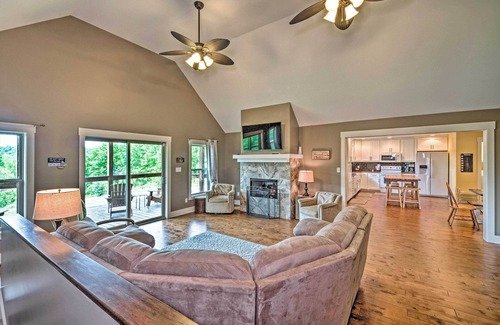 Mammoth Cave House | Spacious Lakehouse Getaway at Mammoth Cave