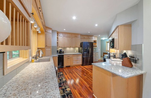 Amery House | Spacious lakeside retreat