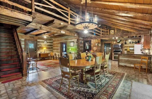Franklin Cabin | Spacious Large Cabin at Harding near I-65/Downtown Franklin