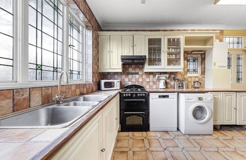 Cranbrook House | Spacious large house with private parking, perfect for families or groups.