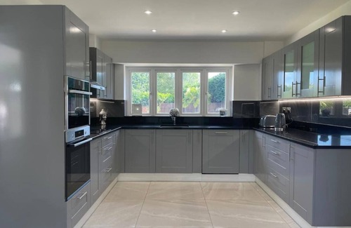St Margarets House | Spacious Large Modern Farm House