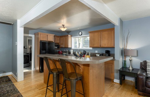 River West House | Spacious Layout │West Side │Walk Everywhere │Hot Tub │One Block to River