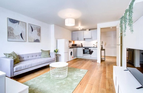 Village Apartment | Spacious & Light 3 Bedroom Wimbledon Home - Free Parking - Long Stay Discounts!