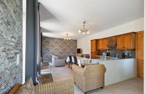 Geetbets House | Spacious linked holiday apartment with terrace