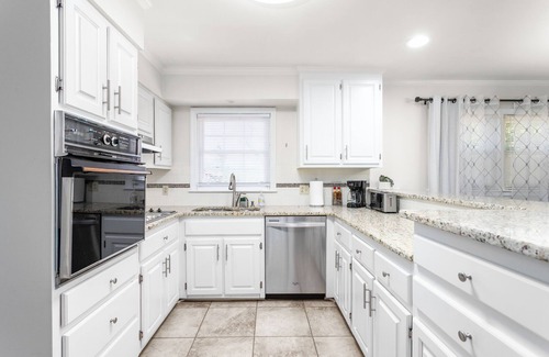 Burlington House | Spacious Living Less than 2 miles from Elon University!