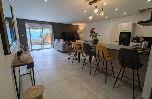 Sanchey Cottage | Spacious lodge in Sanchey near the lake, sauna, games, close to nature