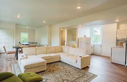 Kansas City House | Spacious loft sleeps 8 in downtown KC with WiFi, AC, Laundry, High Walkability