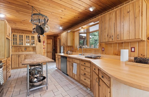 Warrensburg Cabin | Spacious log cabin in Warrensburg w/Hot Tub: 15 Mi to Lake George